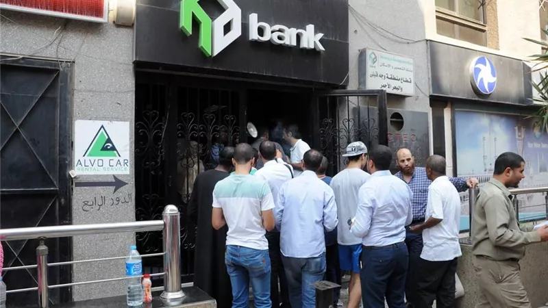 بالصور.. زحام على فروع بنك التعمير والإسكان لسحب كراسات شروط مشروع «سكن مصر»