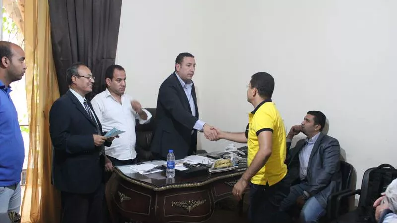 بالصور.. النقيب يسلم الصيادلة تصاريح مزاولة مهنة التحاليل الطبية
