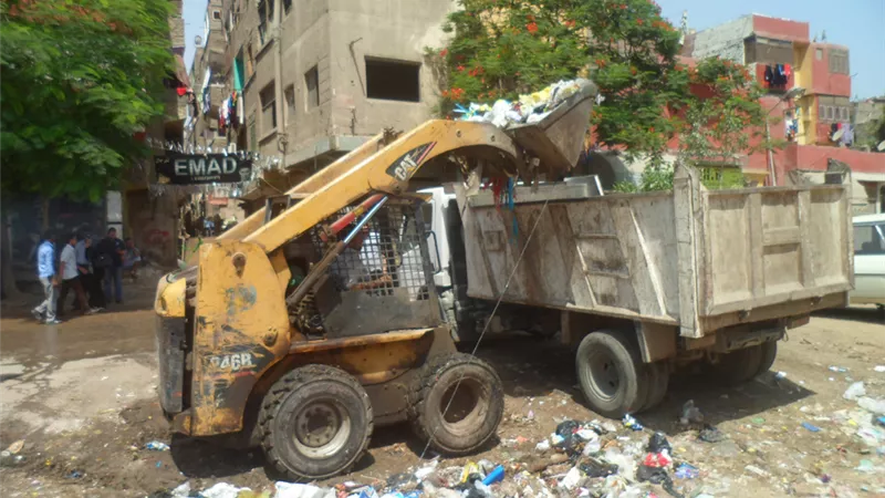 بالصور.. رفع 1600 طن مخلفات من طريق الإخلاص بالعمرانية