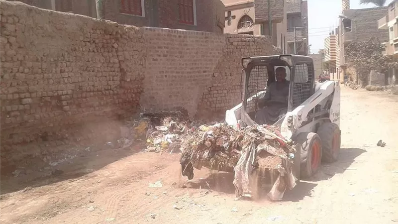 بالصور.. حملات نظافة ورفع الإشغالات وتركيب كشافات الإنارة بطما بسوهاج
