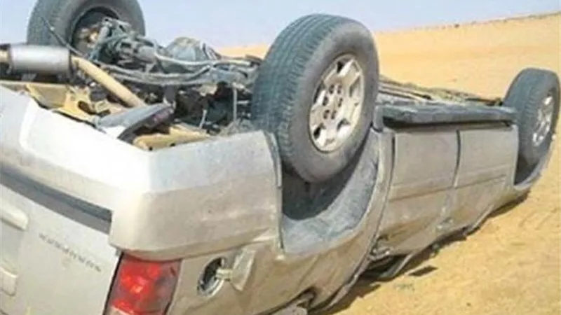 إصابة 12 عاملًا إثر انقلاب سيارة 