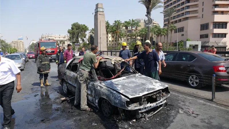 اشتعال النيران في سيارة يغلق كوبرى «قصر النيل»