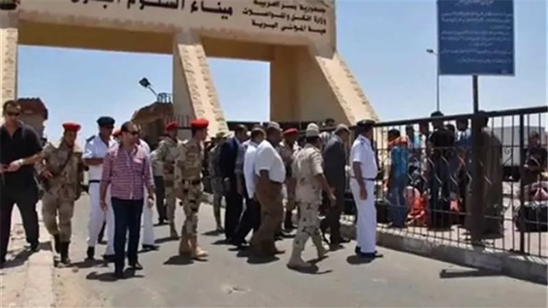 عودة 803 مصريين ووصول 340 شاحنة من ليبيا عبر منفذ السلوم خلال يومين