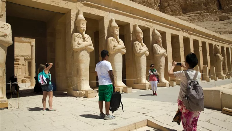 فضيحة.. سائحون يدخلون حمامات الأهالي لسوء أحوالها بمعابد الأقصر