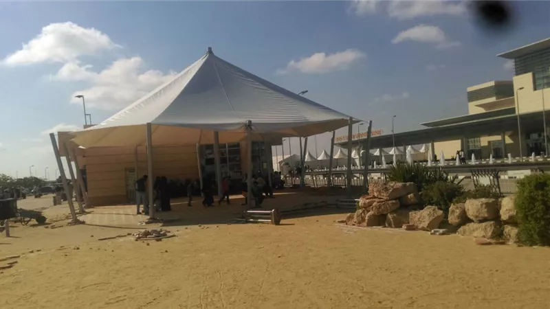 مطار برج العرب يوفر مظلات لراحة المسافرين