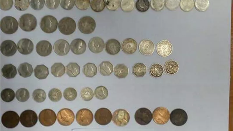بالصور.. إحباط تهريب 426 عملة أثرية بمطار القاهرة