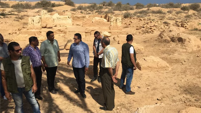 بالصور.. وزير الآثار يتفقد منطقة أم الرخم الأثرية بـ«مرسى مطروح»