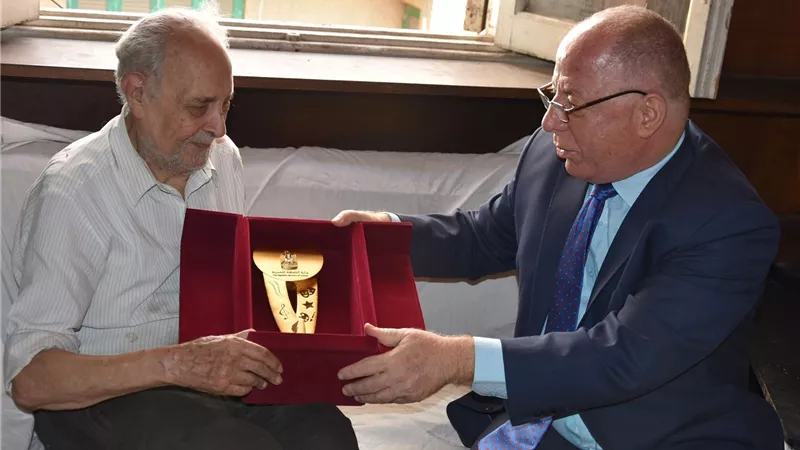 بالصور.. «النمنم» يهدى درع «الثقافة» للكاتب وديع فلسطين
