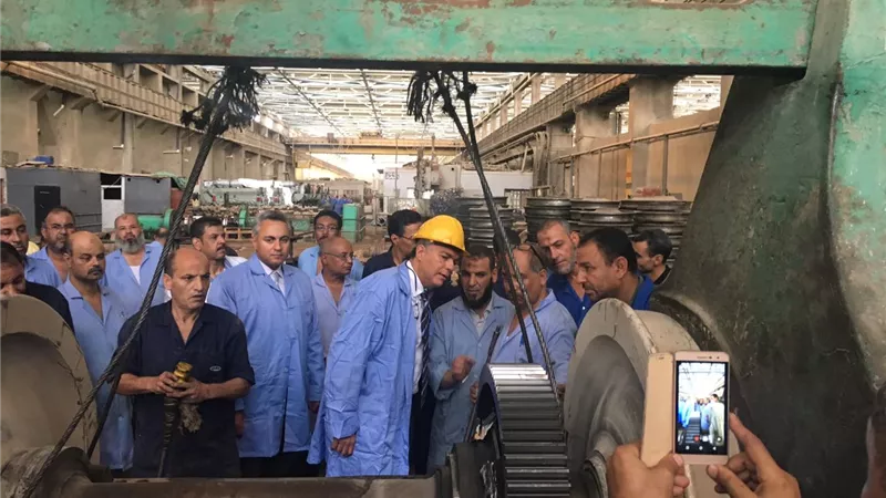 بالصور.. وزير النقل في جولة مفاجئة لورش التبين لعمرة وصيانة الجرارات 