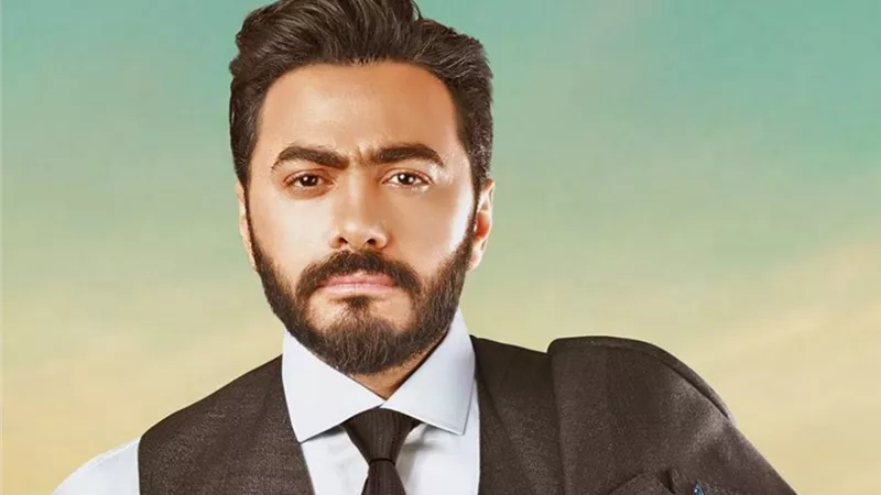 بالصور..«تامر حسني» يقبل يد إحدى معجباته