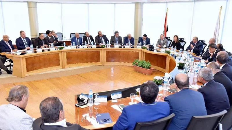 وزيرة الاستثمار ورئيس البورصة يناقشان سُبل تطوير الأدوات المالية بالسوق