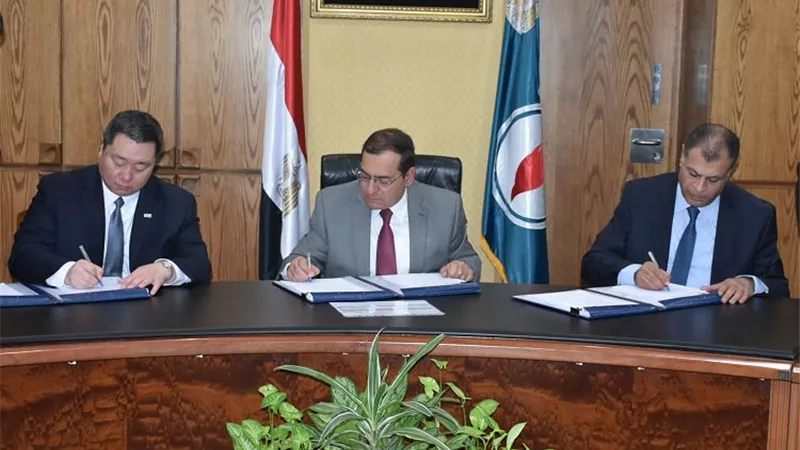 البترول توقع 3 اتفاقيات لحفر 17 بئرًا بالصحراء الغربية بـ79 مليون دولار