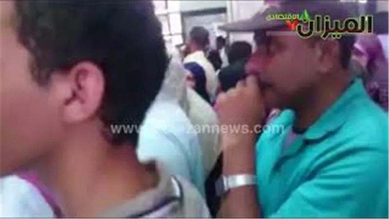 شاهد.. ازدحام وحالات اختناق أمام شبابيك تذاكر محطة مصر