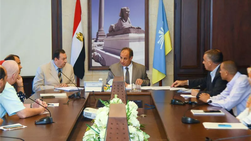 «محافظ الإسكندرية» يجتمع برؤساء الأحياء لمناقشة ملف البناء المخالف 
