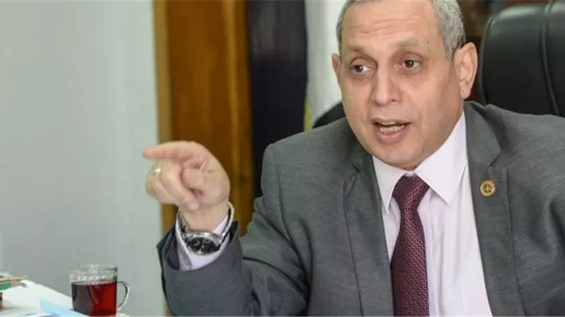 تكريم موظفًا بـ«الجمارك» كشف محاولة رشوة بقيمة 47 مليون جنيه