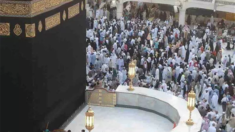 رئيس بعثة الحج يزور حاجة مصرية بمستشفى جبل الرحمة بعرفة
