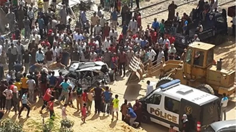 تصادم قطار بسيارة ملاكي في الحضرة بالإسكندرية.. وإصابة اثنين