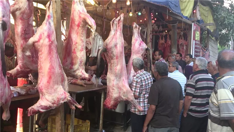 القصابين: توافق العام الدراسي مع العيد سبب تراجع شراء اللحوم