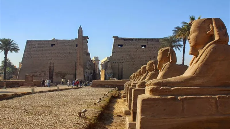 معبد «دندرة» يستقبل 1445 سائحًا فى العيد
