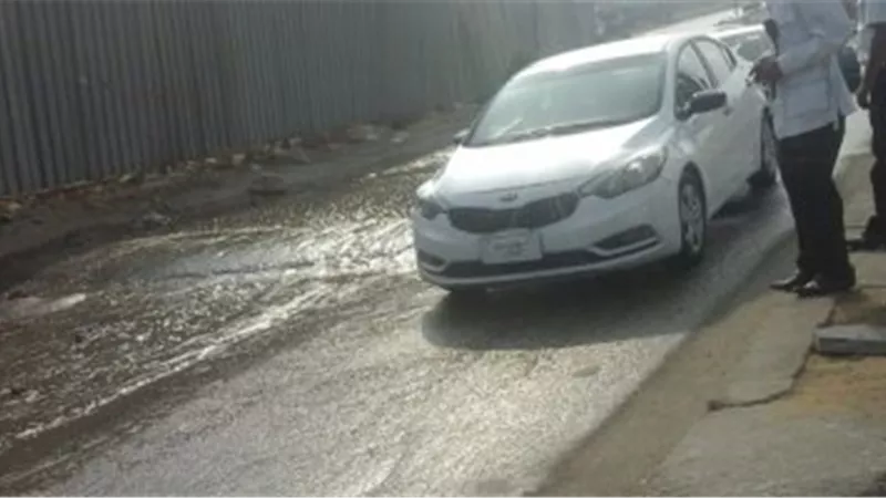زحام مرورى فى شارع فيصل بسبب كسر ماسورة مياه