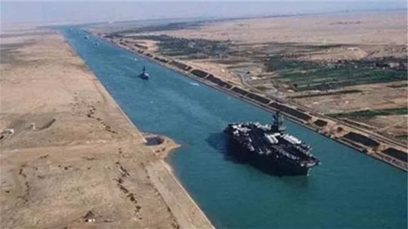 44 سفينة تعبر قناة السويس اليوم