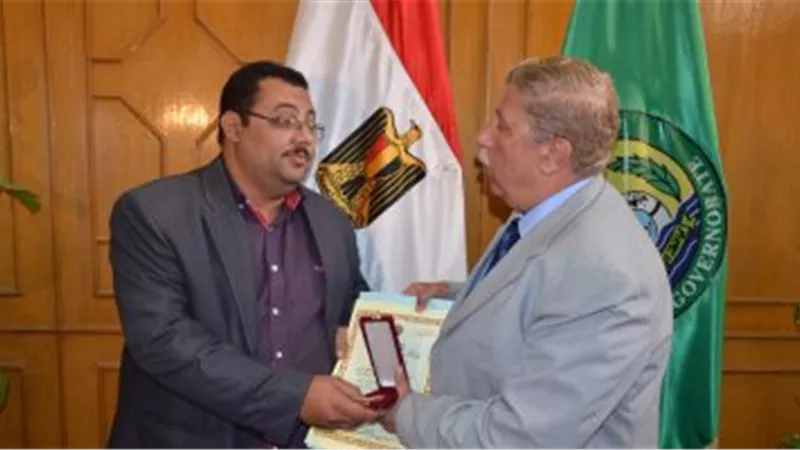محافظ الإسماعيلية يكرم طبيبين لتميزهما فى العمل
