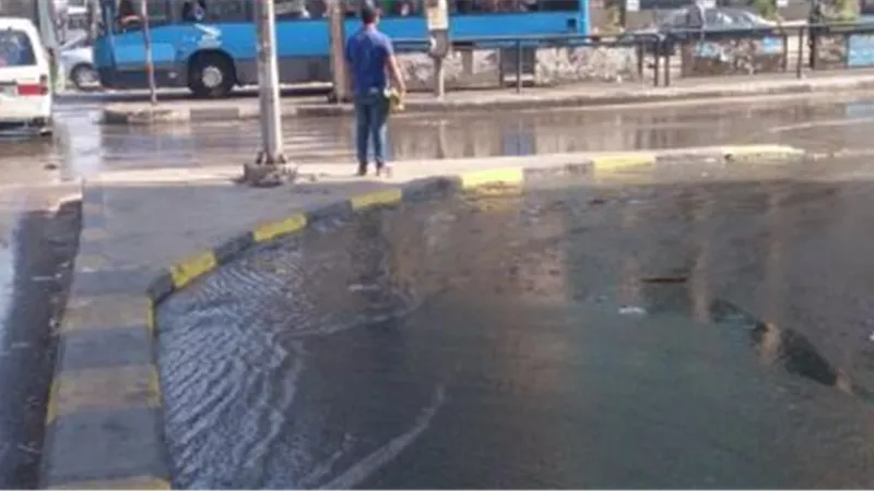 زحام مرورى بسبب كسر ماسورة مياه بمحور الأوتوستراد