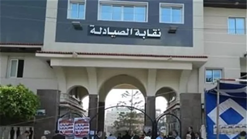«الصيادلة»: الشركات تخزن العقاقير.. ووفاة طفل لعدم توافر «حقنة»