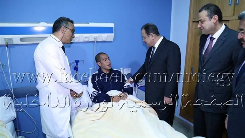 بالصور.. وزير الداخلية يزور مصابي الشرطة بمواجهات «أرض اللواء»