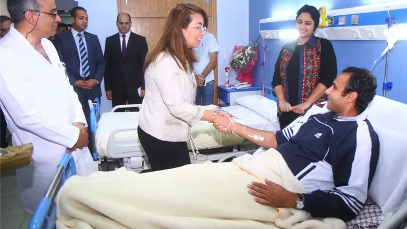 بالصور.. «غادة والى» تزور مستشفى الشرطة للاطمئنان على مصابي «أرض اللواء» 