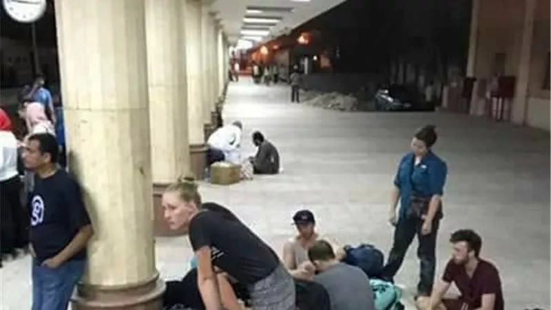 سائحون صينيون يفترشون محطة سكة حديد الأقصر 