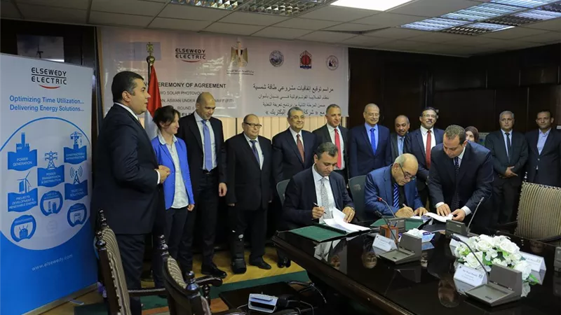 بالصور...وزير الكهرباء يشهد توقيع إتفاقية لشراء الطاقة (PPA ) بين الشركة المصرية لنقل الكهرباء وشركـة الــسويـدى