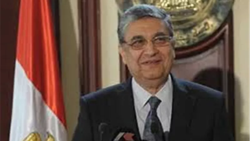 وزير الكهرباء يتابع خطة تحويل الخطوط الهوائية إلي كابلات أرضية