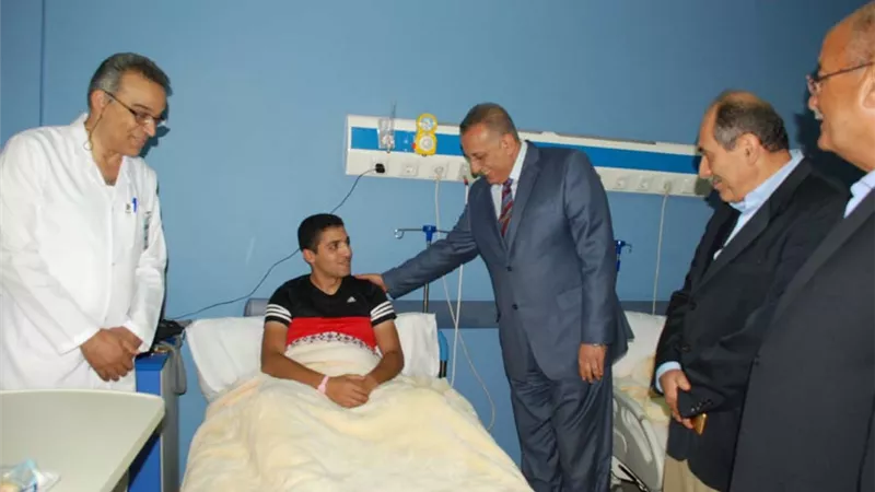 بالصور.. محافظ الجيزة يزور المصابين من قوات الشرطة فى حادث أرض اللواء