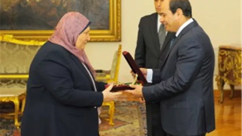  السيسى يمنح رئيس هيئة النيابة الإدارية السابقة وسام الجمهورية