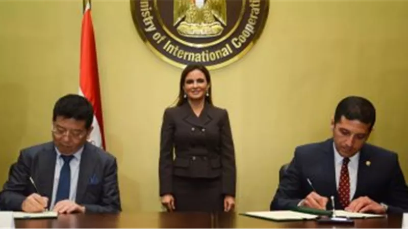 سحر نصر تشهد توقيع مذكرة تفاهم مع شركة سنغافورية لتطوير المناطق الاستثمارية