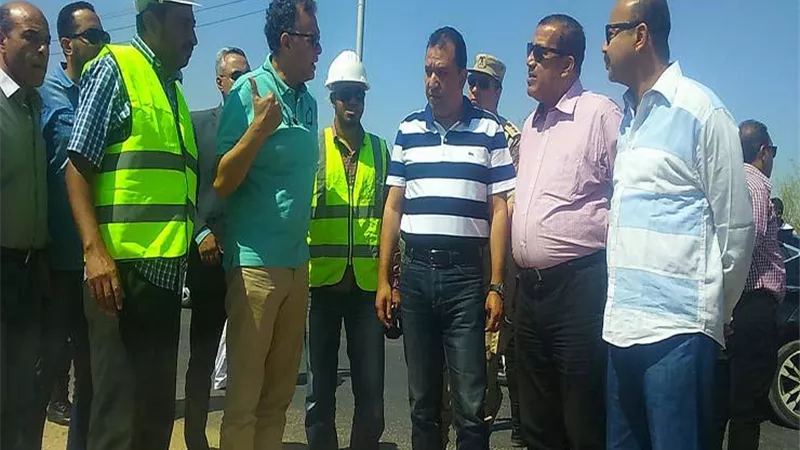 بالصور.. «عرفات» يتفقد الطريق الواصل بين «الصحراوي» و«الزراعي الغربي» بالأقصر