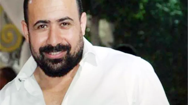 «لوجو» المصرية للاتصالات وعلامة «آبل»..
