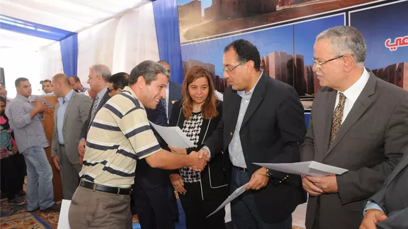  بالصور.. «مدبولى» يسلم عقود 6844 وحدة إسكان اجتماعى بـ«المنيا»
