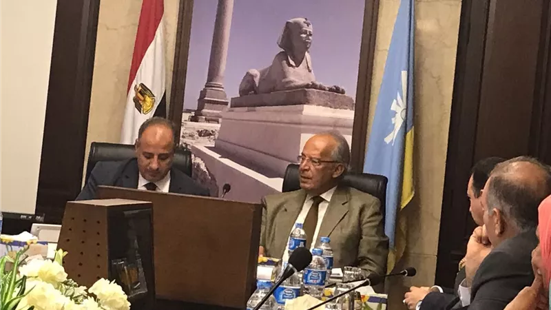 «الشريف» يوجه محافظ الإسكندرية بالالتقاء بالمواطنين ساعة يوميًا لحل مشاكلهم 