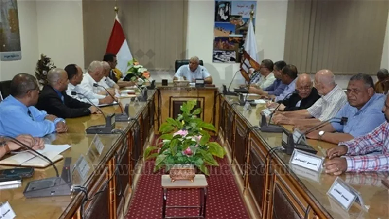 محافظ الوادي الجديد يبحث تنظيم معرض للتمور خلال العيد القومى
