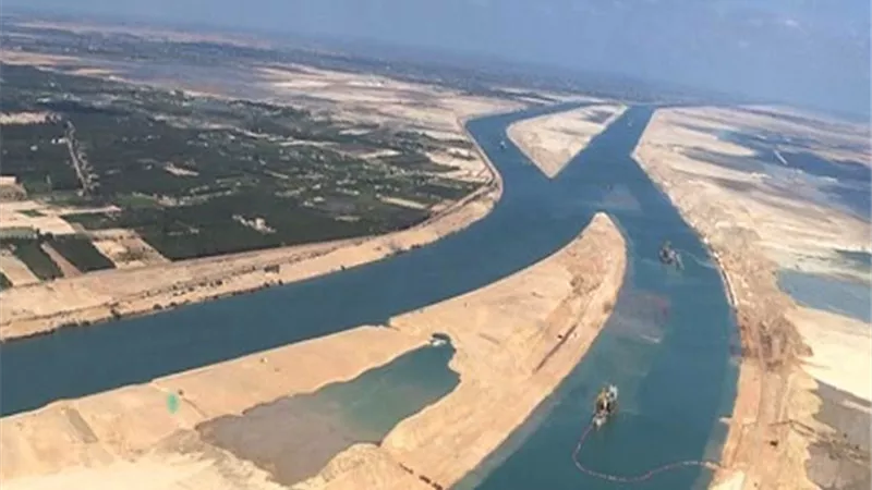 41 سفينة تعبر قناة السويس اليوم بحمولة 3 ملايين طن