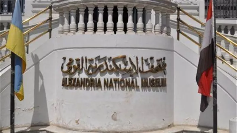 متحف الآثار بالإسكندرية يعرض نسخة طبق الأصل من «حجر رشيد»