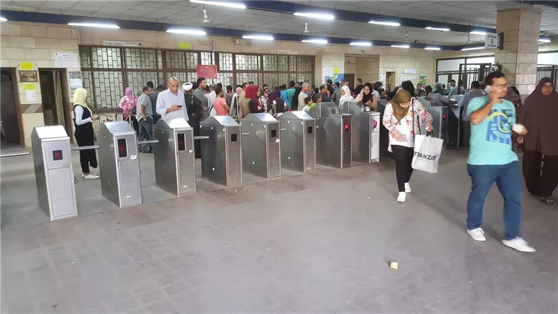 بالصور.. محطة مترو المرج تستقبل العام الدراسي الجديد بماكينات تذاكر جديدة