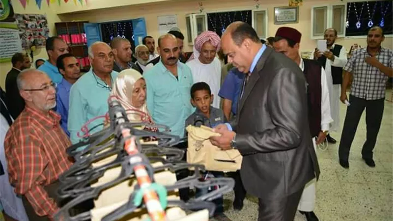 بالصور.. محافظ مطروح يوزع ملابس وأدوات مدرسية على 600 طفل يتيم 