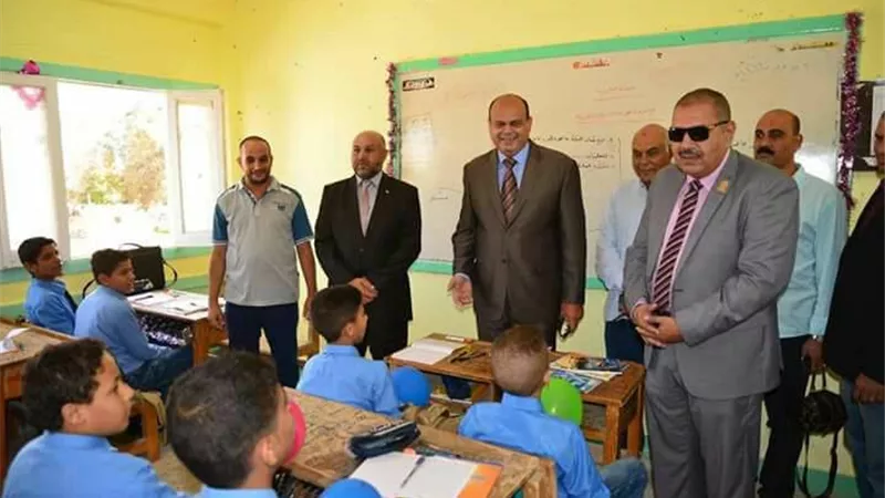 بالصور.. محافظ مطروح يتفقد عددا من المدارس لمتابعة العملية التعليمية