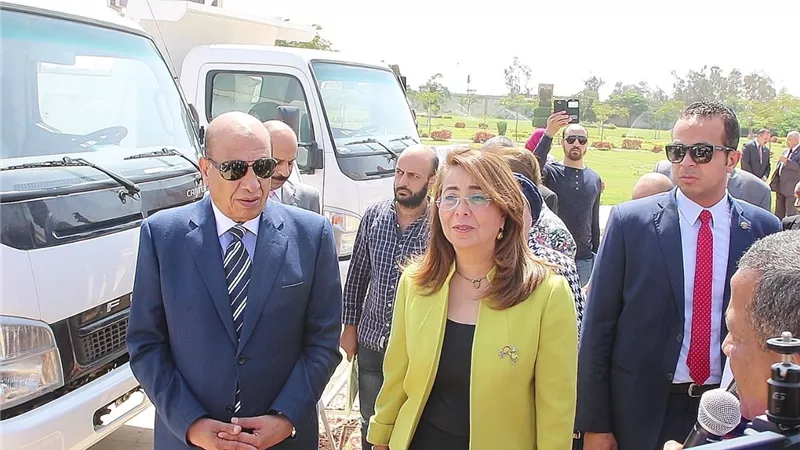 وزيرة التضامن ورئيس الهيئة العربية للتصنيع يسلمان سيارات نقل مياه شرب لـ5 جمعيات أهلية 