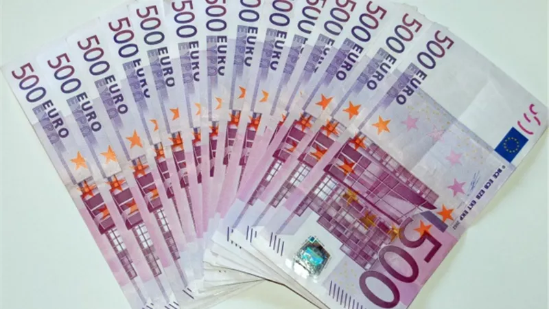 اليورو يتراجع لأدنى مستوى في شهر بفعل انتعاش الدولار