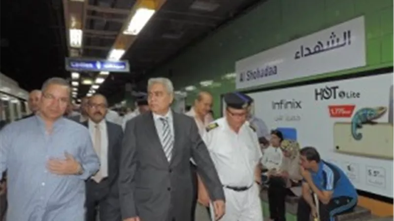 بالصور..مساعد وزير الداخلية في جولة بالمترو والسكة الحديد