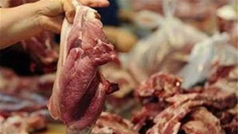 شرطة التموين تضبط نحو ألف كجم لحوم غير صالحة و126 ألف عبوة سكر وملح مجهولة المصدر